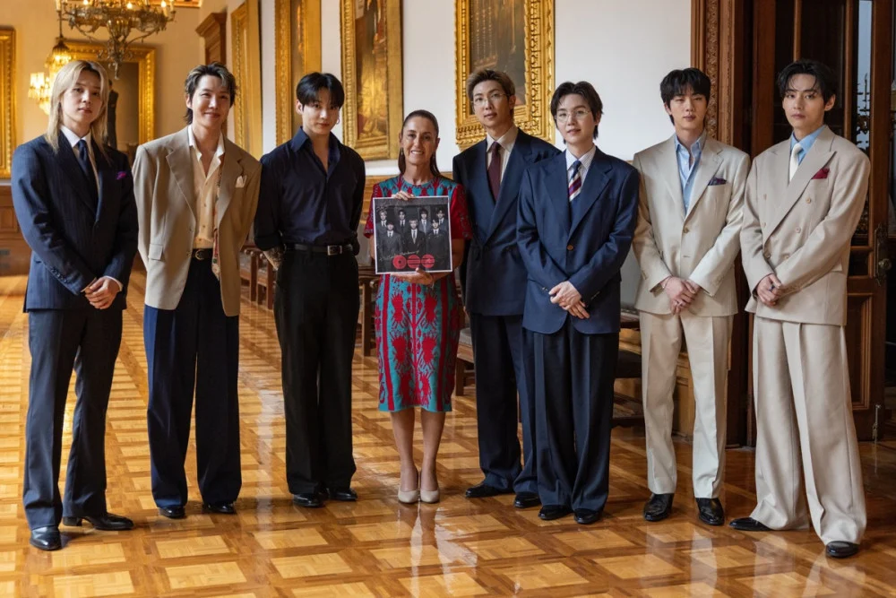 BTS สร้างปรากฏการณ์ที่เม็กซิโก หลังปรากฏตัวบนระเบียงทำเนียบประธานาธิบดี ท่ามกลางแฟนคลับนับพันที่รวมตัวต้อนรับ