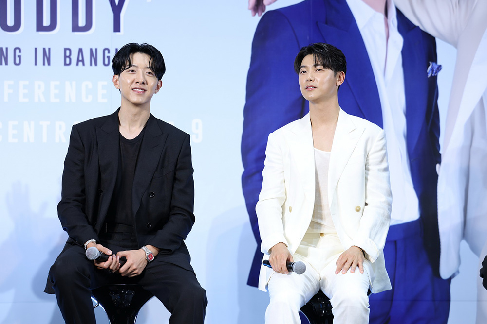 คังมินฮยอก จับมือ อีจองชิน อ้อนถามในงานแถลงข่าว “คิดถึงผมมั้ย” กรี๊ดสนั่น!! ประกาศชื่อใหม่ให้บอยซ์ไทยเรียก “สุดหล่อและเจ้าเสน่ห์”